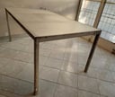 Mesa con estructura de metal y mesada de acrílico (Buen estado) medidas 166x98,5x75,5 cms. aprox.