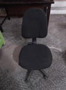 Silla de oficina con rueditas (sin reposa brazos)