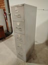Gaveta de metal con 5 cajones (ancho 0.39cm, largo 0.78cm, alto 1.73m) Buen estado. (OBS: el lote esta ubicado en Lillo)
