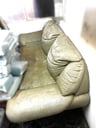 Sofa de cuero Autentico color Beige - Buen estado - falta Limpieza