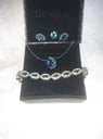 CONJUNTO DE JOYERÍA DE GALA  DE PIEDRA AGUAMARINA COMPUESTO DE: COLLAR CON COLGANTE, AROS, ANILLO Y BRAZALETE