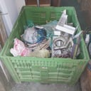 Caja con artefactos eléctricos (cables/ fichas/ caños/ letras corporeas y varios. Medida de la caja: alto 79cm/ largo 1.20m/ ancho 1.00m)