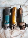 ESMERILADORA MAKITA DE 4 1/2 pulgadas ( 2 uni.) + ESMERILADORA DEWALT DE 4 1/2 pulgadas (1 uni.)