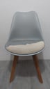 Silla de plástico con patas de madera, asiento acolchonado (cambiar tapizado) (Silla en buen estado)