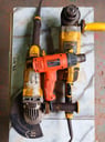 ESMERILADORA DEWALT DE 9 pulgadas ( 2 UNI.) + SOPLADOR TERMICO MARCA BLACK DECKER ( 1 uni.)