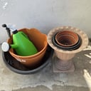 Planteritas varias de plástico + Regadera pequeña de plástico