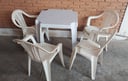 Mesa de Plástico blanco + 4 Sillas Blancas de plástico (Buen estado)