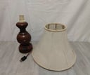 Lámpara de madera (le falta foco) (Se desconoce su funcionamiento) + Pantalla para lámpara (Buen estado)