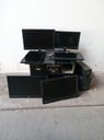 Lote de 3 gabinetes + 7 monitores + 2 UPS + 2 teclados + (se desconoce el funcionamiento de todo)