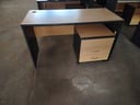 Escritorio rectangular de melamina + cajonera de de 3 cajones sin llave. Medidas escritorio: Largo: 1,30m. Ancho: 60cm. Alto: 75cm. Cajonera: 50cm * 50 cm. Alto: 55cm