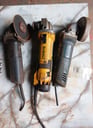 ESMERILADORA BOSCH DE 4 1/2 pulgadas ( 2 uni.) + ESMERILADORA DEWALT DE 4 1/2 pulgadas ( 1 uni.)