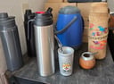 2 termos para agua caliente (uno forrado en cuero con nombre y es de la marca termolar inox) + 1 termo para agua fría  + 2 hoppies + 2 guampas + 2 bombillas (Usados)