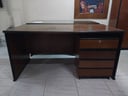 Escritorio de madera (Ancho: 1/60  Profundidad: 80cm  Alto:77cm) + cajonera