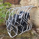 5 Reposeras reclinables de jardín con estructura de metal livianos (Le faltan varias tiras de cintas de plásticos)