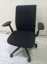 Silla con rueditas y reposabrazos