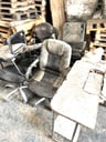 Lote de sillas de oficina en desuso