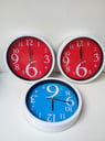 2 Reloj Rojo + 1 Reloj Azul de pared (Sin vidrio) (Se desconoce el funcionamiento)