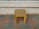 Butaca cuadrada de madera pequeña (Buen estado)
