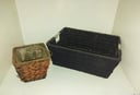 Dos canastas de mimbre medidas: (canasta negra  Ancho 0 26cm x Largo 0 37cm Alto 0 15cm) (canasta chica 0 15cm x 0 15cm)