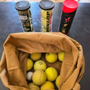 25 unidades de pelotas varias de tenis + una pelota de golf (Usados)