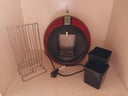 Cafetera Dolce Gusto en funcionamiento + soporte inox para cápsulas de café