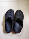 un par de crocs color negro número w 7