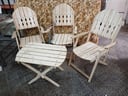 juego de jardin de madera: 4 sillas blancas plegables + 1 mesita (1 silla plegable a reparar)
