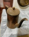Antiguedades: Cafetera cilindrica con tapa y manija de Metal 14cm de alto x 10cm de diámetro. 