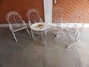 4 sillas de metal + mesa de metal ( 1 silla a reparar la pata )