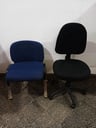 Silla de oficina para espera color azul (respaldero a reparar )  Alto:0,75m Ancho: 0,50cm + Silla de oficina  giratoria y ajustable con rueditas color negro * Buen estado Alto: 1,00m Ancho: 0,50cm