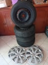 4 llantas de 5 agujeros, con cubiertas dunlop y tazas