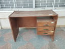 Escritorio de madera marrón oscuro con 3 cajones sin llave (Buen estado, con detalles) 1.09m*52cm*79cm