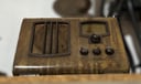 Antiguedades: Radio Antigua de Madera con Dial Analogico de sobremesa con carcasa barnizada