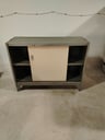 Mueble de metal de 2 compartimientos con puerta corrediza (Le falta una puerta) (Largo 1,41m, ancho 0.50cm, alto 1.08m) Buen estado. (OBS: el lote esta ubicado en Lillo)