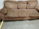 Sofá de 3 cuerpos tapizado en tela marrón claro, 1.80 m. aprox. 0.75 m. de alto (Buen estado) A retirar del local del proveedor. Dirección: Itaugua