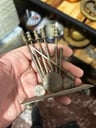 Antiguedades: Porta escarbadientes de 6 escarbadientes o pinchos de metal 11cm de alto. 
