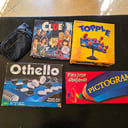 4 Juegos de mesa: Clue, Topple, Othello, Pictograma (Podrían faltarle piezas, en cajas) + riñonera (Buen estado)
