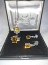 CONJUNTO DE JOYERÍA DE GALA  EN PIEDRA CITRINO AMARILLO COMPUESTO DE: COLLAR CON COLGANTE, AROS, Y ANILLO.