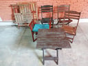 4 sillas de madera plegables + 3 mesas de madera ( a reparar todo) ( partes de maderas faltantes, tornillos, etc)