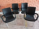4 sillas fijas negras de plástico