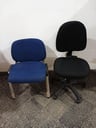 Silla de oficina para espera color azul (parte del respaldero trasero de plástico seco y roto )  Alto:0,75m Ancho: 0,50cm + Silla de oficina  giratoria y ajustable con rueditas color negro * Buen estado Alto: 1,00m Ancho: 0,50cm