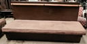 2 SILLONES DE MADERA CON ALMOAHDONES EN EN ASIENTO EN COLOR MARRON DE 1,12 METROS DE LARGO X 0,66 CM DE ANCHO X 1,05 CM DE ALTO