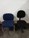 Silla de oficina para espera color azul (parte del respaldero trasero de plástico seco y roto)  Alto: 0,75cm Ancho: 0,50cm + Silla de oficina  giratoria y ajustable con rueditas color negro * Buen estado Alto: 0,90cm Ancho: 0,40cm