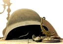 Antiguedades: Casco de Guerra Metalico con correas de Cuero + adorno de Pez con Base de madera