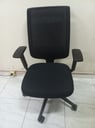 Silla con rueditas y reposabrazos