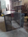 Jaula de hierro. Medidas: (95cm. ancho145 largo 80 cm. alto). Puerta: (45. cm. ancho 45 cm. alto).