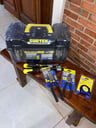 CAJA DE HERRAMIENTAS + 1 CINTA METRICA + 1 PINZA + 1 ALICATE + 2 DESTORNILLADORES