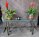 MESA CON PATAS DE METAL TORNEADAS DE 0,78 CM DE ALTO X 1,78 METROS DE LARGO X 0,32 CM DE ANCHO Y VIDRIO + 2 PLANTERAS DE VIDRIOS + TELEFONO ANTIGUO