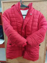 Campera rojo con capucha. Talle 10