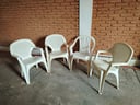 4 Sillas de plástico blancas (Buen estado)